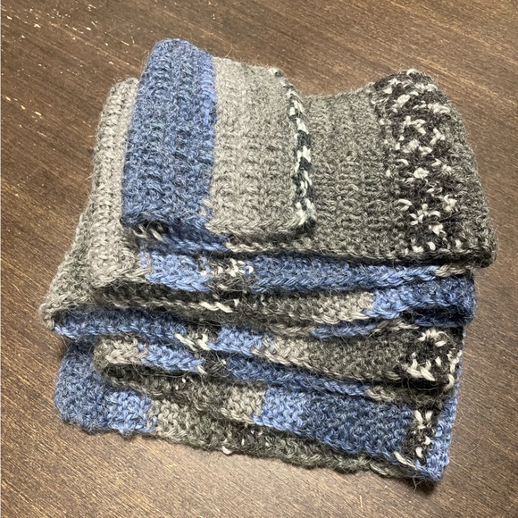 Hand-Knit Scarf (80% Acrylic, 20% Alpaca) - Picture 3 of 9